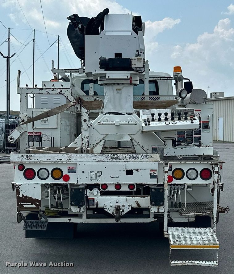 image for item MB9537 2006 International 4400  digger derrick truck