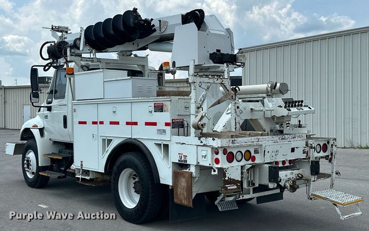 image for item MB9537 2006 International 4400  digger derrick truck