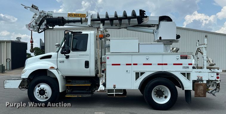 image for item MB9537 2006 International 4400  digger derrick truck