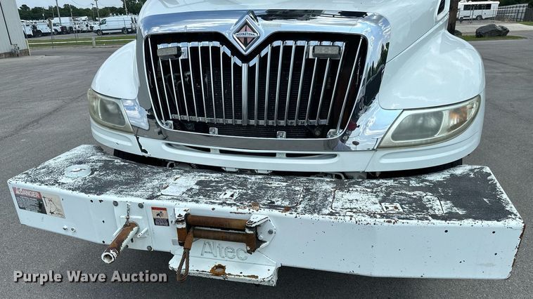 image for item MB9537 2006 International 4400  digger derrick truck