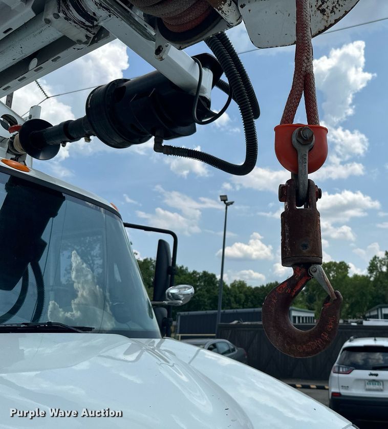 image for item MB9537 2006 International 4400  digger derrick truck