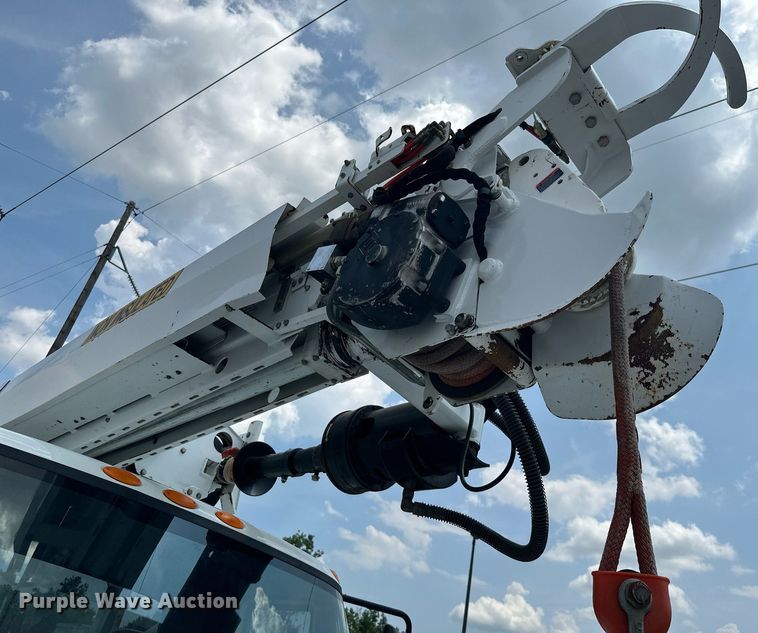 image for item MB9537 2006 International 4400  digger derrick truck