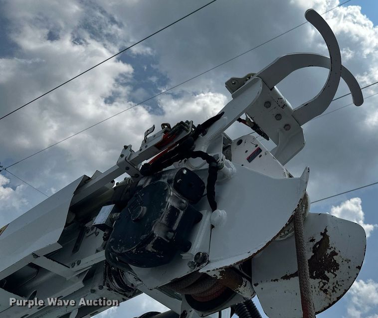 image for item MB9537 2006 International 4400  digger derrick truck