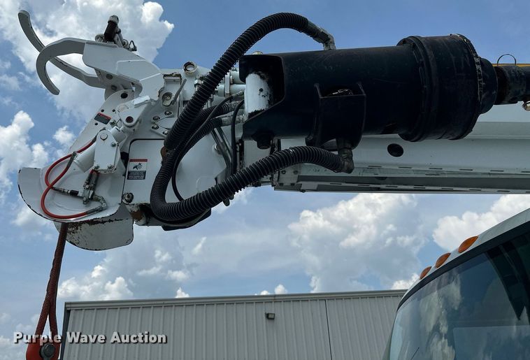 image for item MB9537 2006 International 4400  digger derrick truck