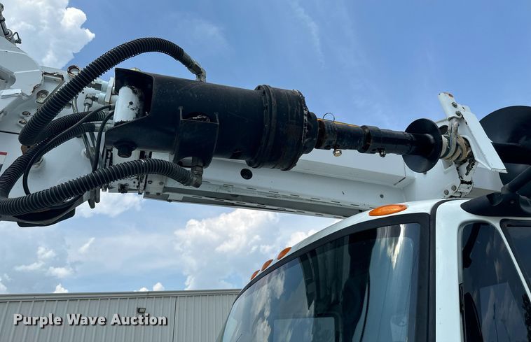 image for item MB9537 2006 International 4400  digger derrick truck