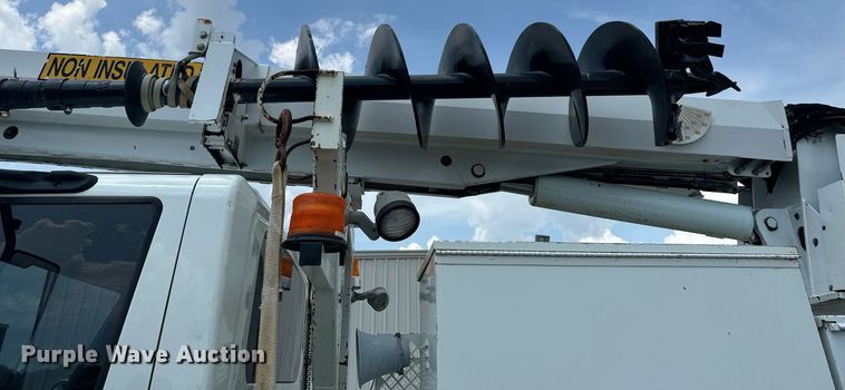 image for item MB9537 2006 International 4400  digger derrick truck