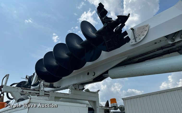 image for item MB9537 2006 International 4400  digger derrick truck