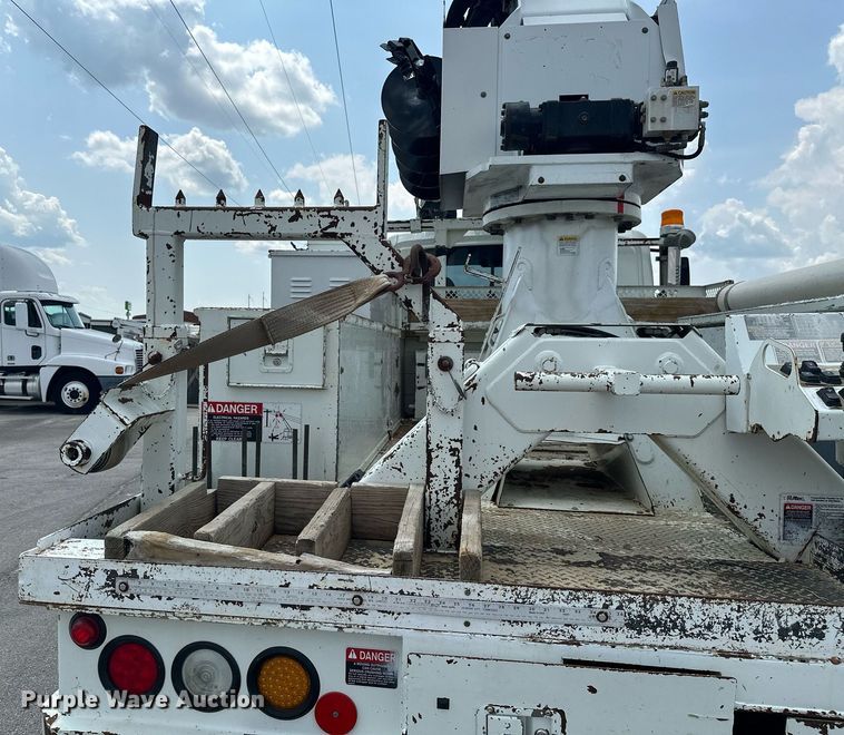 image for item MB9537 2006 International 4400  digger derrick truck