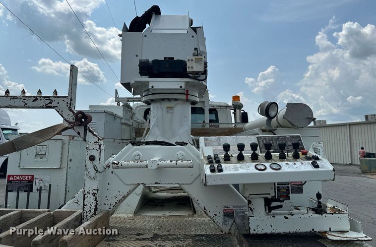 image for item MB9537 2006 International 4400  digger derrick truck