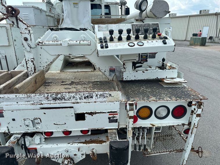 image for item MB9537 2006 International 4400  digger derrick truck