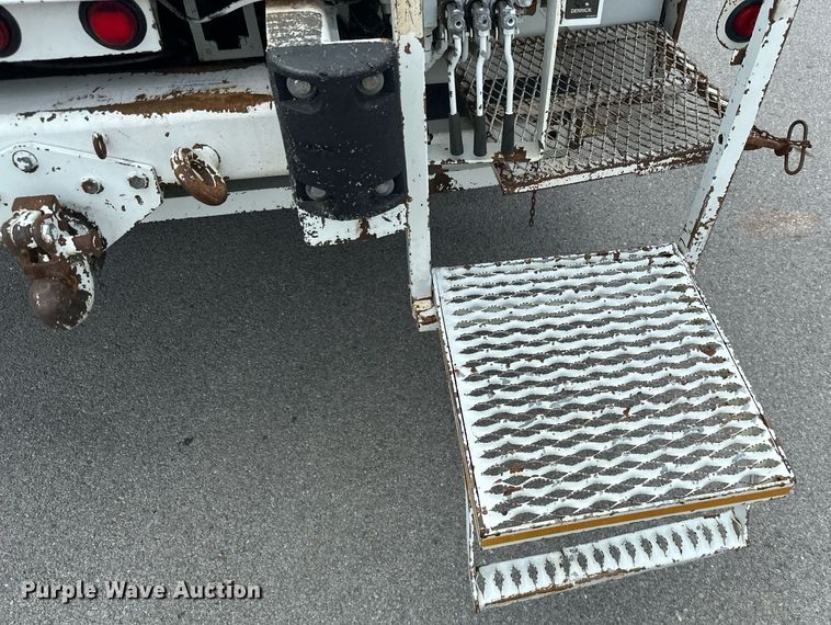 image for item MB9537 2006 International 4400  digger derrick truck