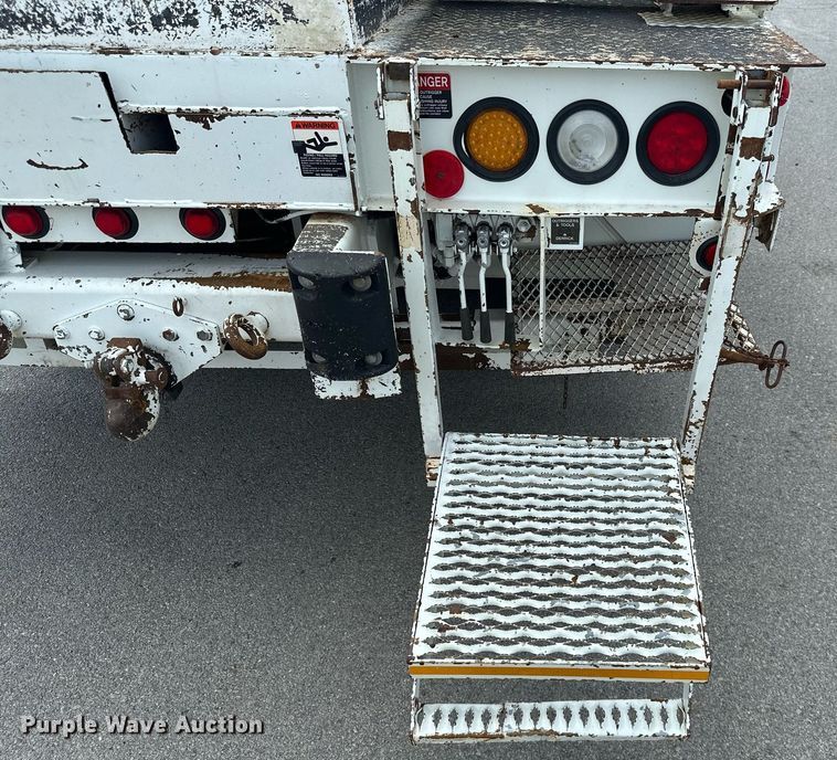 image for item MB9537 2006 International 4400  digger derrick truck