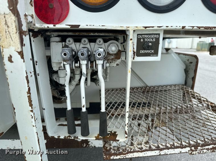 image for item MB9537 2006 International 4400  digger derrick truck