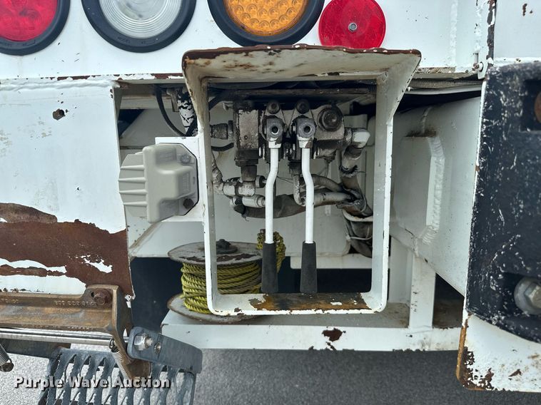 image for item MB9537 2006 International 4400  digger derrick truck