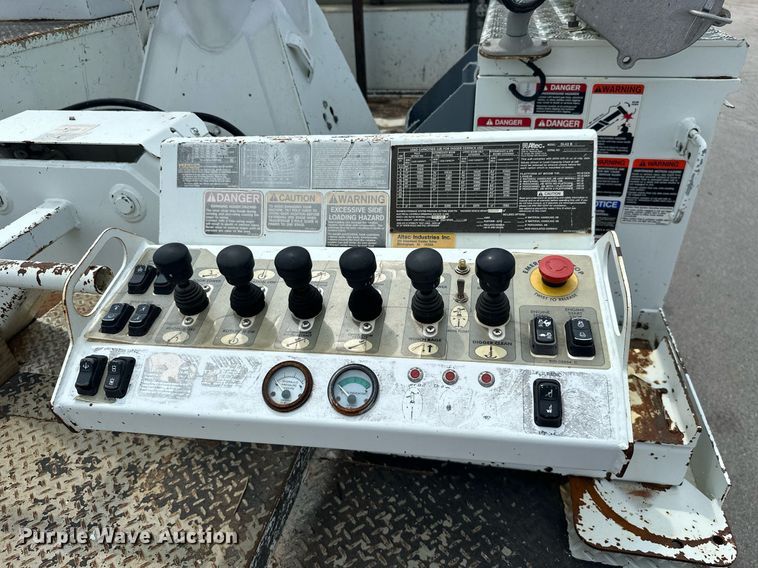 image for item MB9537 2006 International 4400  digger derrick truck