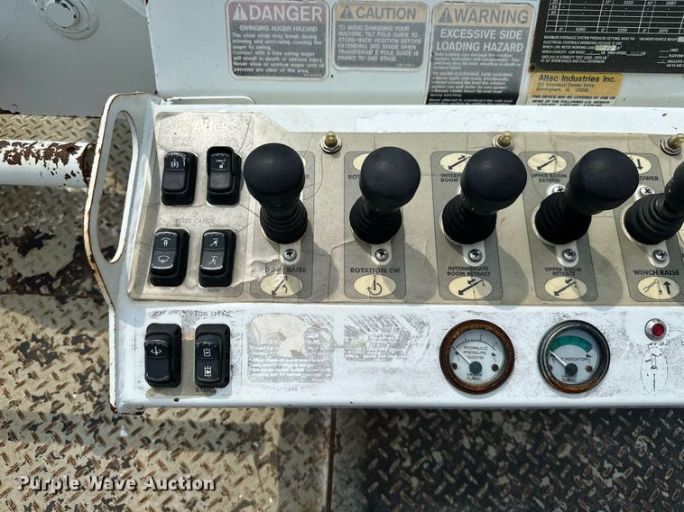 image for item MB9537 2006 International 4400  digger derrick truck