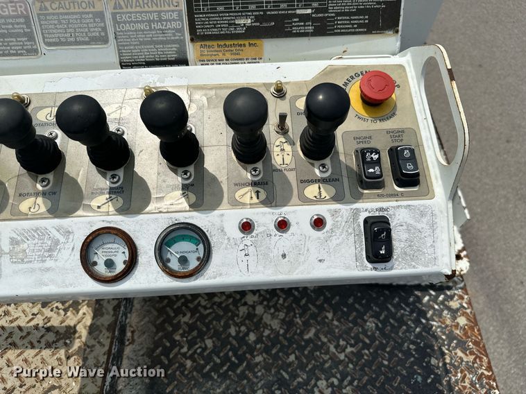 image for item MB9537 2006 International 4400  digger derrick truck