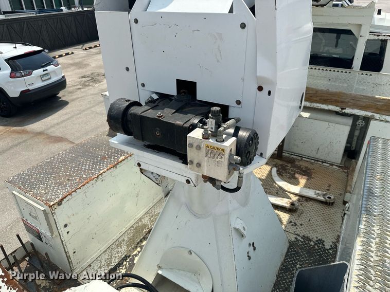 image for item MB9537 2006 International 4400  digger derrick truck