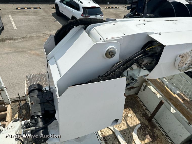 image for item MB9537 2006 International 4400  digger derrick truck