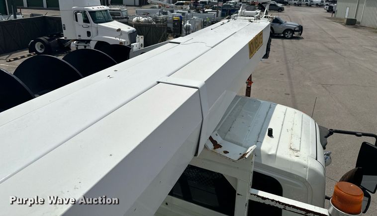 image for item MB9537 2006 International 4400  digger derrick truck