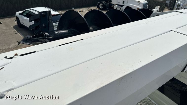 image for item MB9537 2006 International 4400  digger derrick truck