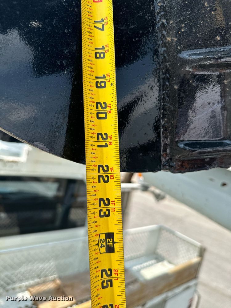 image for item MB9537 2006 International 4400  digger derrick truck