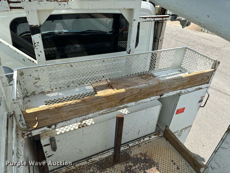 image for item MB9537 2006 International 4400  digger derrick truck