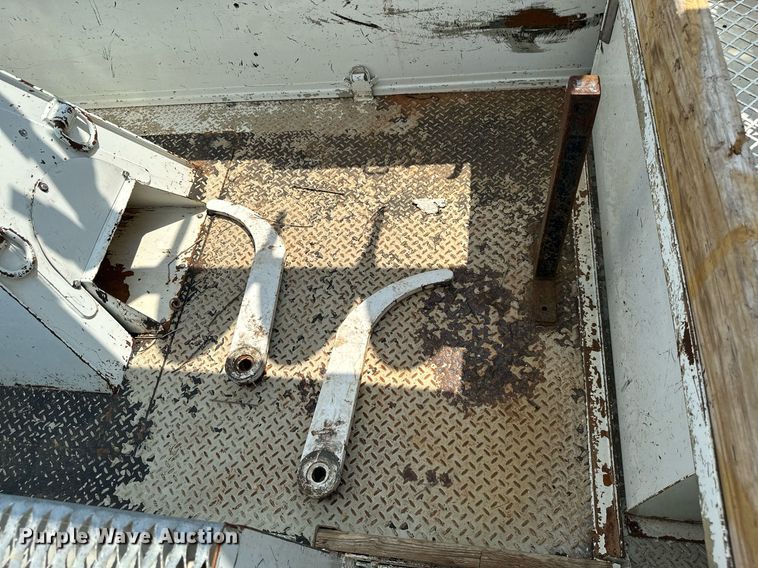 image for item MB9537 2006 International 4400  digger derrick truck