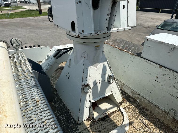 image for item MB9537 2006 International 4400  digger derrick truck