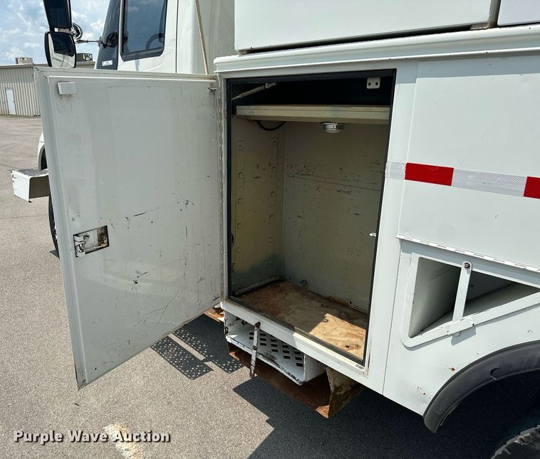 image for item MB9537 2006 International 4400  digger derrick truck