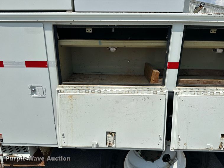 image for item MB9537 2006 International 4400  digger derrick truck