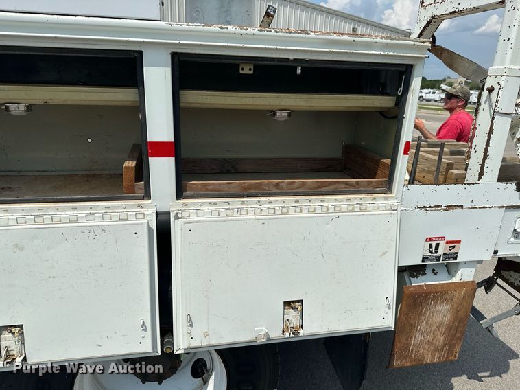 image for item MB9537 2006 International 4400  digger derrick truck