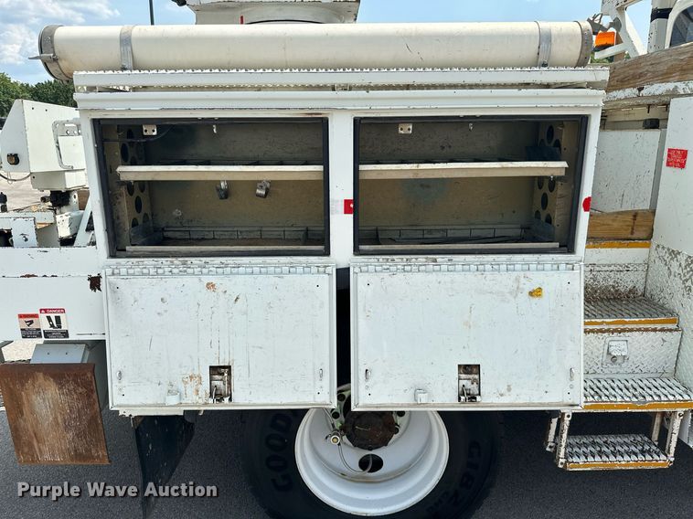 image for item MB9537 2006 International 4400  digger derrick truck