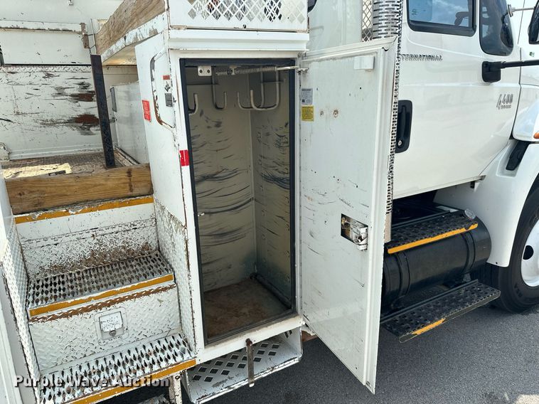 image for item MB9537 2006 International 4400  digger derrick truck