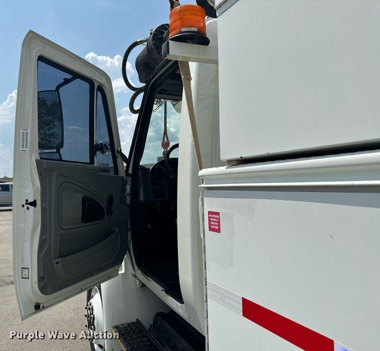 image for item MB9537 2006 International 4400  digger derrick truck