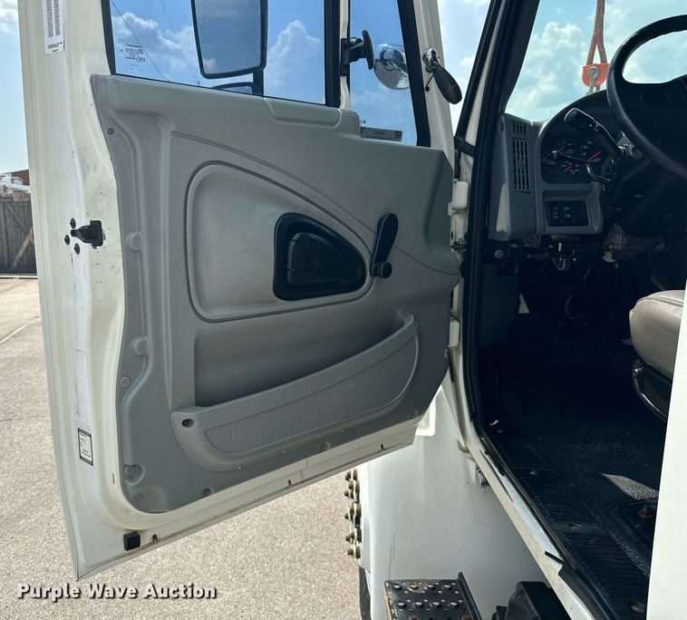 image for item MB9537 2006 International 4400  digger derrick truck