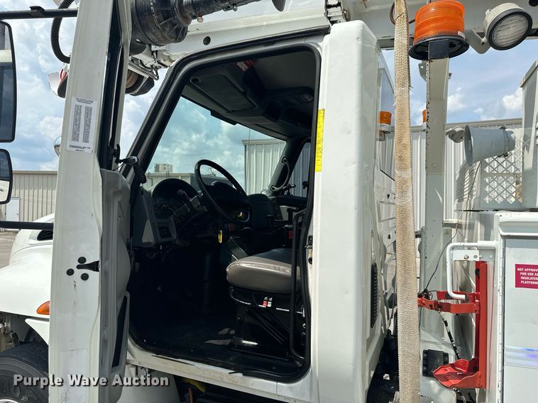 image for item MB9537 2006 International 4400  digger derrick truck