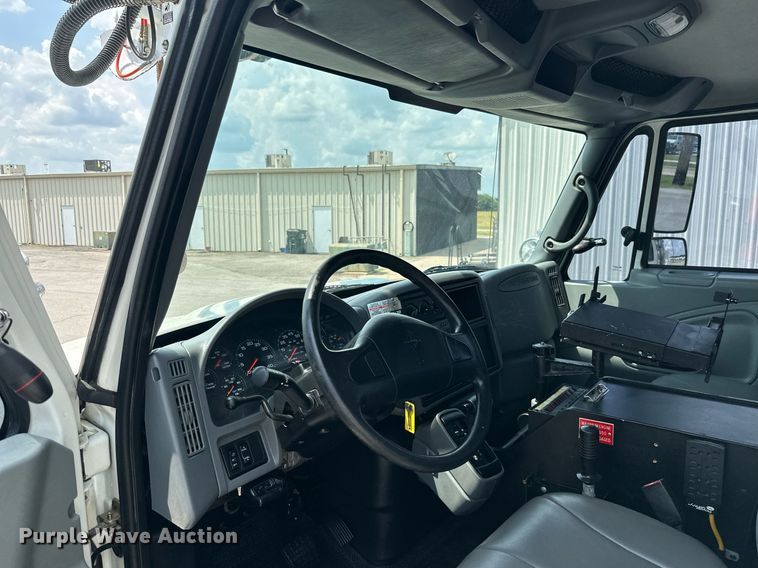 image for item MB9537 2006 International 4400  digger derrick truck