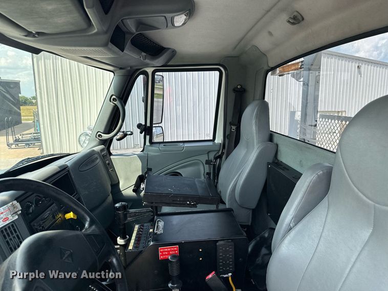 image for item MB9537 2006 International 4400  digger derrick truck