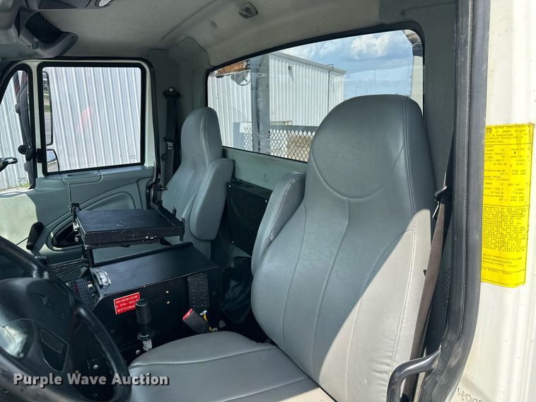 image for item MB9537 2006 International 4400  digger derrick truck