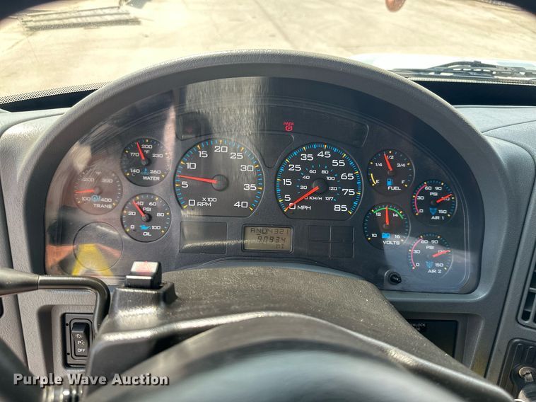 image for item MB9537 2006 International 4400  digger derrick truck