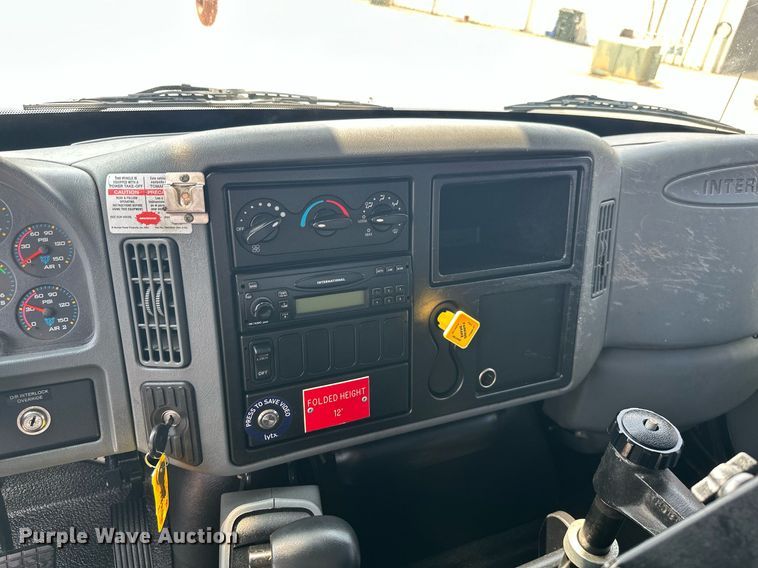 image for item MB9537 2006 International 4400  digger derrick truck