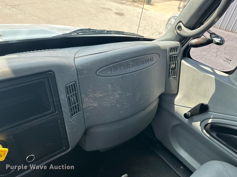 image for item MB9537 2006 International 4400  digger derrick truck