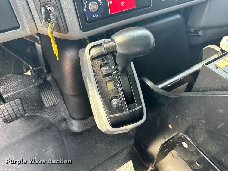 image for item MB9537 2006 International 4400  digger derrick truck