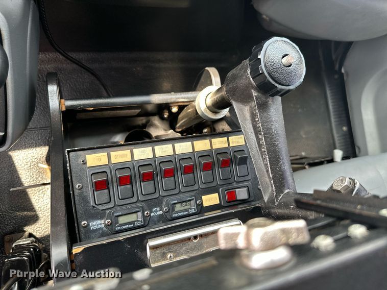 image for item MB9537 2006 International 4400  digger derrick truck