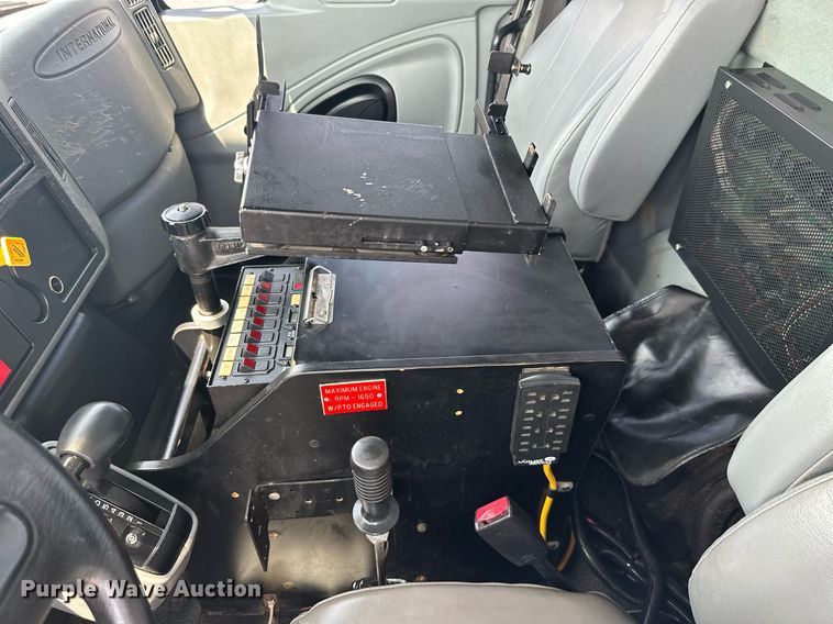 image for item MB9537 2006 International 4400  digger derrick truck