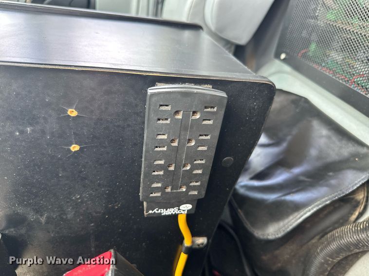 image for item MB9537 2006 International 4400  digger derrick truck