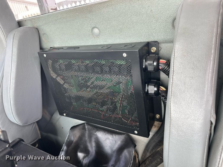 image for item MB9537 2006 International 4400  digger derrick truck