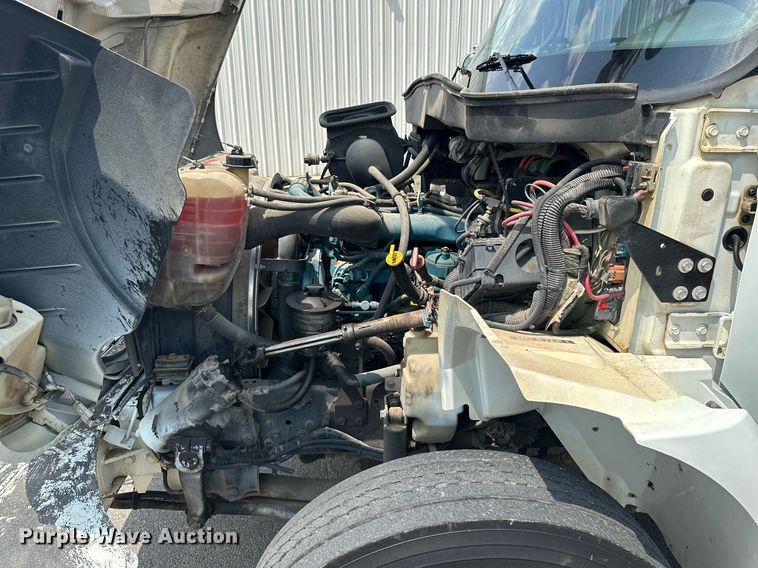 image for item MB9537 2006 International 4400  digger derrick truck