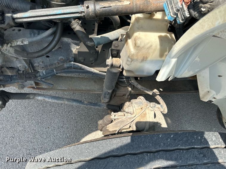 image for item MB9537 2006 International 4400  digger derrick truck